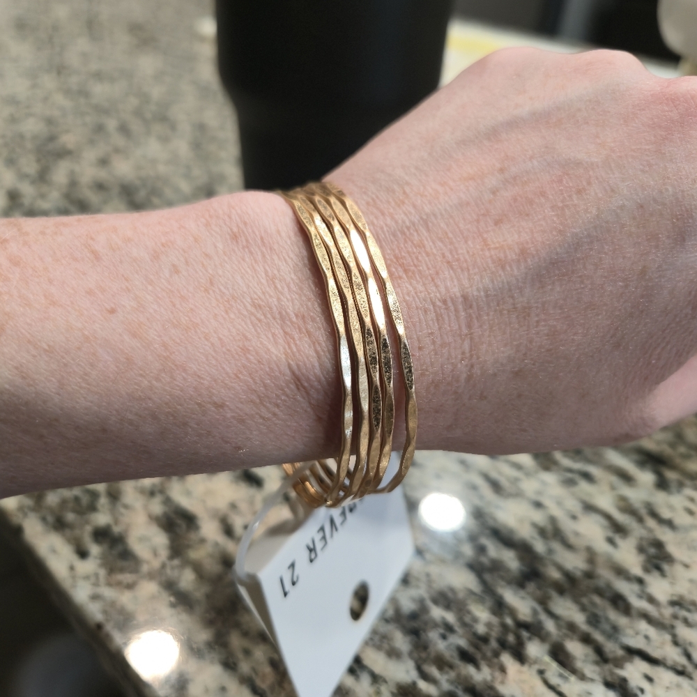 💎 Set of 5 Textured Gold Bangles – Forever 21 - Stocking Stuffer, Holiday Gift - Picture 2 of 5